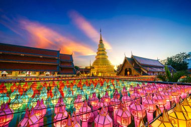 Güzel Lanna lambası, kuzey Tayland tarzı fenerlerdir. Loi Krathong 'da ya da Wat Phra' da Yi Peng Festivali. Hariphunchai Budist tapınağıdır..