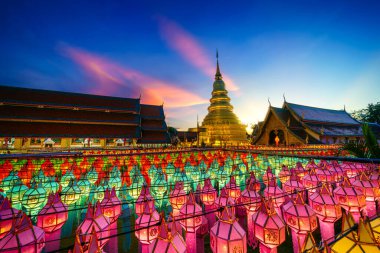 Güzel Lanna lambası, kuzey Tayland tarzı fenerlerdir. Loi Krathong 'da ya da Wat Phra' da Yi Peng Festivali. Hariphunchai Budist tapınağıdır..