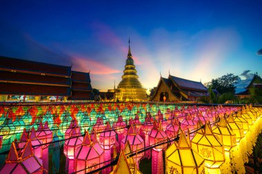 Güzel Lanna lambası, kuzey Tayland tarzı fenerlerdir. Loi Krathong 'da ya da Wat Phra' da Yi Peng Festivali. Hariphunchai Budist tapınağıdır..