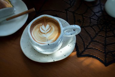 Sütlü sütlü sütlü sütlü sütlü sıcak kahve ve kahveli ev yapımı cheesecake. Cadılar Bayramı Cadılar Bayramı Cadılar Bayramı arkaplanda Cadılar Bayramı teması..