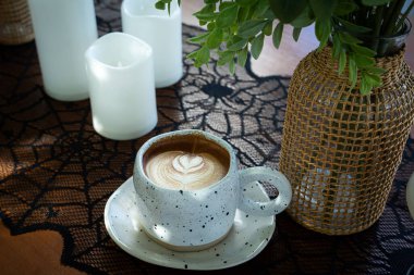 Cadılar Bayramı kutlanan kahve, sütlü sütlü sütlü sütlü sütlü sütlü latte kapanışı, kafede dekorasyon, Cadılar Bayramı Cadılar Bayramı teması..