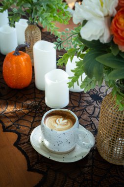 Cadılar Bayramı kutlanan kahve, sütlü sütlü sütlü sütlü sütlü sütlü latte kapanışı, kafede dekorasyon, Cadılar Bayramı Cadılar Bayramı teması..