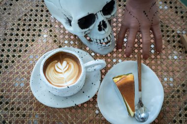 Sütlü sütlü sütlü sütlü sütlü sıcak kahve ve kahveli ev yapımı cheesecake. Cadılar Bayramı Cadılar Bayramı Cadılar Bayramı arkaplanda Cadılar Bayramı teması..