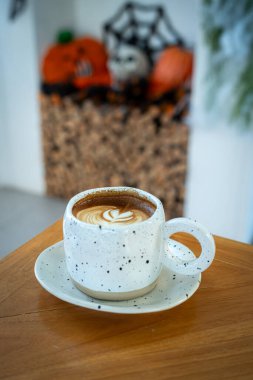 Cadılar Bayramı kutlanan kahve, sütlü sütlü sütlü sütlü sütlü sütlü latte kapanışı, kafede dekorasyon, Cadılar Bayramı Cadılar Bayramı teması..