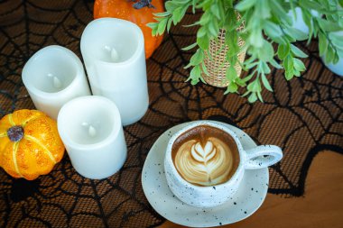 Cadılar Bayramı kutlanan kahve, sütlü sütlü sütlü sütlü sütlü sütlü latte kapanışı, kafede dekorasyon, Cadılar Bayramı Cadılar Bayramı teması..