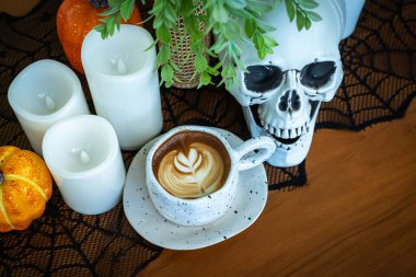 Cadılar Bayramı kutlanan kahve, sütlü sütlü sütlü sütlü sütlü sütlü latte kapanışı, kafede dekorasyon, Cadılar Bayramı Cadılar Bayramı teması..