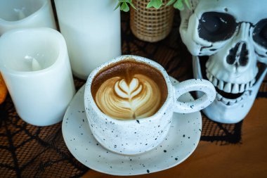 Cadılar Bayramı kutlanan kahve, sütlü sütlü sütlü sütlü sütlü sütlü latte kapanışı, kafede dekorasyon, Cadılar Bayramı Cadılar Bayramı teması..