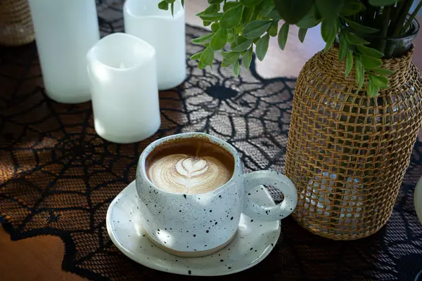 Cadılar Bayramı kutlanan kahve, sütlü sütlü sütlü sütlü sütlü sütlü latte kapanışı, kafede dekorasyon, Cadılar Bayramı Cadılar Bayramı teması..