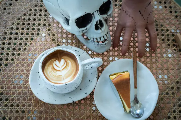 Sütlü sütlü sütlü sütlü sütlü sıcak kahve ve kahveli ev yapımı cheesecake. Cadılar Bayramı Cadılar Bayramı Cadılar Bayramı arkaplanda Cadılar Bayramı teması..