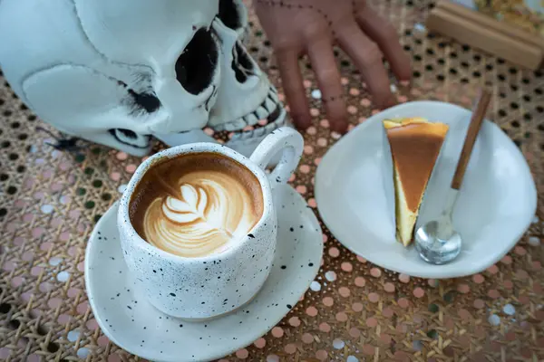 Sütlü sütlü sütlü sütlü sütlü sıcak kahve ve kahveli ev yapımı cheesecake. Cadılar Bayramı Cadılar Bayramı Cadılar Bayramı arkaplanda Cadılar Bayramı teması..