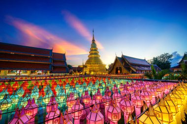 Güzel Lanna lambası, kuzey Tayland tarzı fenerlerdir. Loi Krathong 'da ya da Wat Phra' da Yi Peng Festivali. Hariphunchai Budist tapınağıdır..