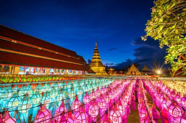 Güzel Lanna lambası, kuzey Tayland tarzı fenerlerdir. Loi Krathong 'da ya da Wat Phra' da Yi Peng Festivali. Hariphunchai Budist tapınağıdır..