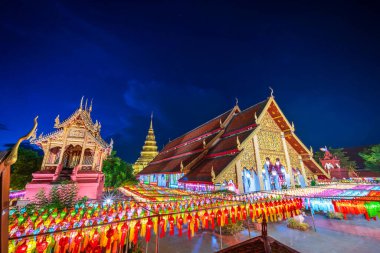 Güzel Lanna lambası, kuzey Tayland tarzı fenerlerdir. Loi Krathong 'da ya da Wat Phra' da Yi Peng Festivali. Hariphunchai Budist tapınağıdır..