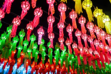 Güzel Renkli Lanna lambası lambası arka plan fener desenleri Lamphun Tayland 'da Kuzey Tayland tarzı fenerlerdir. 12. ayda dolunay. Ünlü ol..