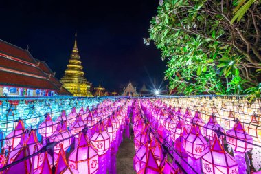 Güzel Lanna lambası, kuzey Tayland tarzı fenerlerdir. Loi Krathong 'da ya da Wat Phra' da Yi Peng Festivali. Hariphunchai Budist tapınağıdır..