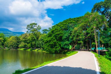 Ang Kaew Chiang Mai Üniversitesi 'nde ve Doi Suthep doğa ormanlarında halka açık bir gezi gölü manzarası..
