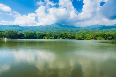 Ang Kaew Chiang Mai Üniversitesi 'nde ve Doi Suthep doğa ormanlarında halka açık bir gezi gölü manzarası..