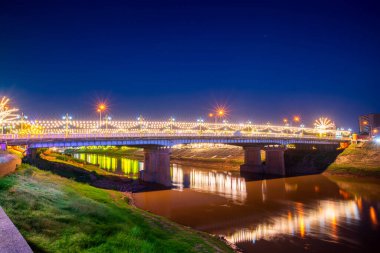 Nan Nehri üzerinde gece vakti Naresuan Köprüsü 'nde (Naresuan Köprüsü) Loy Krathong Festivali için 2023' te Phitsanulok, Tayland 'da.