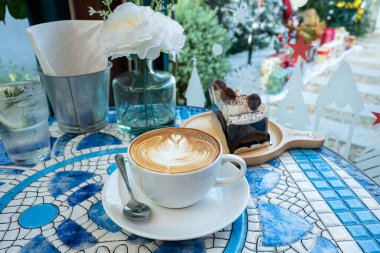 Mutlu noeller, sütlü sütlü sütlü sütlü sütlü sütlü sıcak kahve ve Xmas dekorlu ev yapımı çikolatalı kek ve mermer zemin üzerinde Xmas ağacı mücevherleri Mutlu noeller ve yeni yılı kutluyoruz..