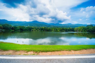 Ang Kaew Chiang Mai Üniversitesi 'nde ve Doi Suthep doğa ormanlarında halka açık bir gezi gölü manzarası..