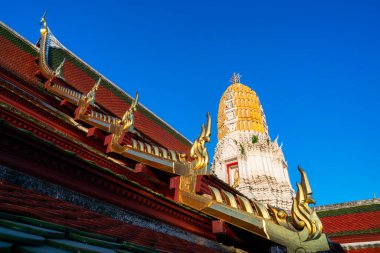 Tapınak Wat Phra Si Rattana Mahathat 'da sallanıyor. Wat Yai bir Budist tapınağı olarak da bilinir. Tayland' ın Phitsanulok şehrinde büyük bir turisttir..