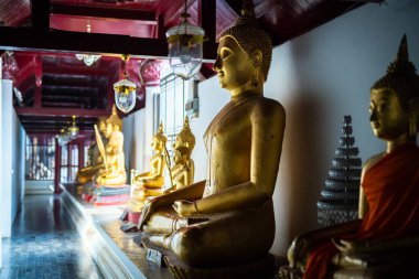 Wat Phra Si Rattana Mahaki 'de Wat Yai olarak da anılan birçok heykel Budist tapınağıdır. Tayland' ın Phitsanulok şehrinde büyük bir turisttir..