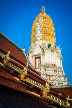 Tapınak Wat Phra Si Rattana Mahathat 'da sallanıyor. Wat Yai bir Budist tapınağı olarak da bilinir. Tayland' ın Phitsanulok şehrinde büyük bir turisttir..