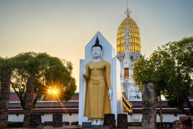 Wat Phra Si Rattana Mahathat 'daki eski Buda heykeli, halk arasında Wat Yai olarak da anılır, bir Budist tapınağıdır (wat)..
