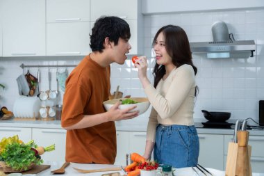 Kız arkadaşının yaptığı yemekleri tadıyordu. Biftek hazırlıyordu ve evde ya da mutfakta dururken sebzelerle, etle, ekmekle yemek pişirmekten zevk alıyordu.