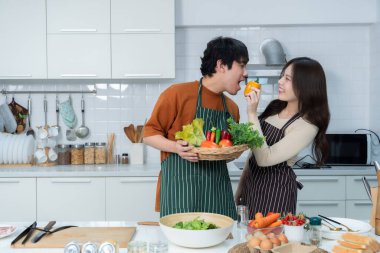 Kız arkadaşının yaptığı yemekleri tadıyordu. Biftek hazırlıyordu ve evde ya da mutfakta dururken sebzelerle, etle, ekmekle yemek pişirmekten zevk alıyordu.