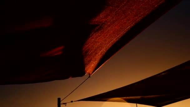 Низкоугольный Выстрел Парусов Дующих Бурным Ветром Набережной Закате — стоковое видео