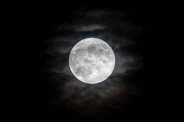 魔法の月が満杯 ビーバームーン 曇り空の月の円 雲は汚染で染まっている 地球上の目に見える表面自然衛星 — ストック写真