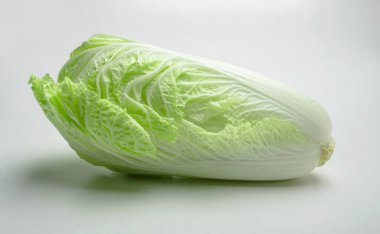 Beyaz arka planda taze Çin lahanası