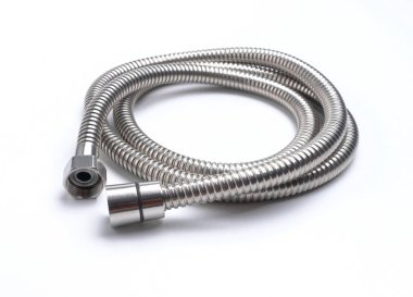 Beyaz zemin üzerinde paslanmaz duş hortumu izole