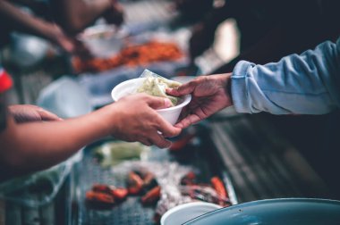 Toplumdaki fakirlere bedava yemek verme kavramı: Gönüllüler aç insanlara yiyecek dağıtıyor