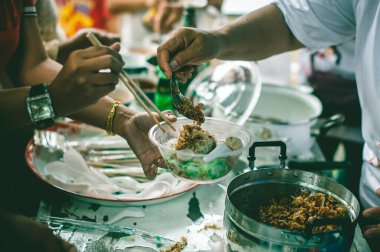 Gönüllülerden fakirlere bedava yiyecek sağlamak: gıda bağışı konsepti, yiyecek paylaşımı