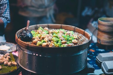 Kıymalı domuz eti sıcak bir hamur çarşafına sarılmış. Tayland 'da sokak yemekleri
