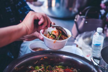 Aç evsizler için yemek paylaşımı: paylaşım toplumu kavramı.