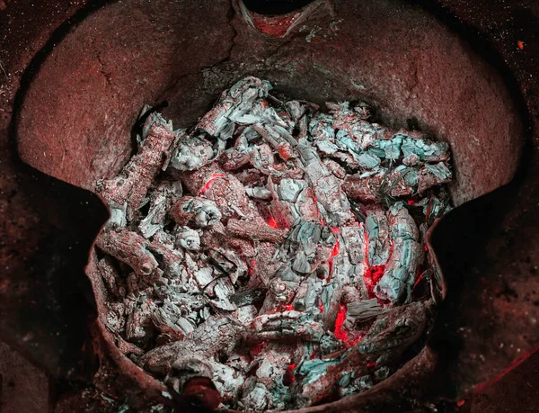 The coals are burned to ashes on a retro-style clay oven.