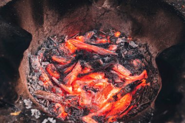 Kömürün antik bir kil fırında yakıldığı görüntüsü