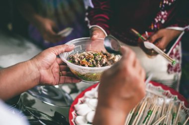 Gönüllülerden yardım isteyen fakir insanların elleri: gıda bağışı kavramı