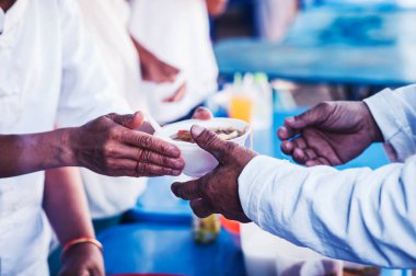 Toplumdaki yoksullara yardım etmek için yiyecek dağıtımı: Açlara yiyecek paylaşımı: Bağış konsepti