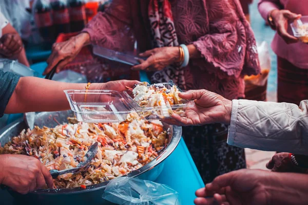 Gıda Nsanlığa Yardım Gönüllüler Insanlara Yiyecek Bağışlıyor — Stok fotoğraf