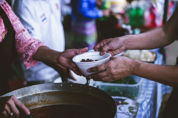 Голодні Безпритульні Вимагають Від Волонтерів Безкоштовних Пожертвувань Їжу Соціальна Концепція — стокове фото