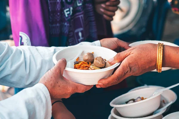 Evsiz Insanlar Gönüllülerden Ücretsiz Yiyecek Yardımı Talep Ediyor Sosyal Konsept — Stok fotoğraf