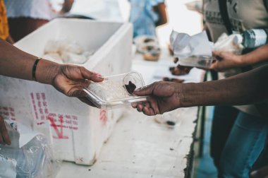 Kamu Yardım Merkezi 'nde evsizlere yemek servisi yapmaya gönüllü oldu. Ücretsiz yiyecek yardımı kavramı.