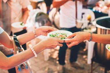 Evsizlere yemek dağıtımı: fikir sunan açlık giderici gıda