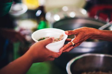 Evsizlere yemek dağıtımı: fikir sunan açlık giderici gıda