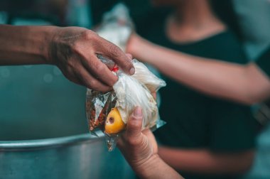 Evsizlere yemek dağıtımı: fikir sunan açlık giderici gıda