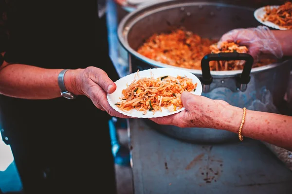 Volunteers Distribute Simple Meals Poor Free Food Kitchen — Stock Photo, Image
